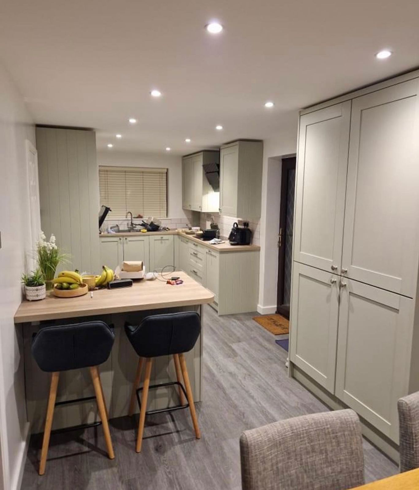 Cream shaker kitchen with breakfast bar seating